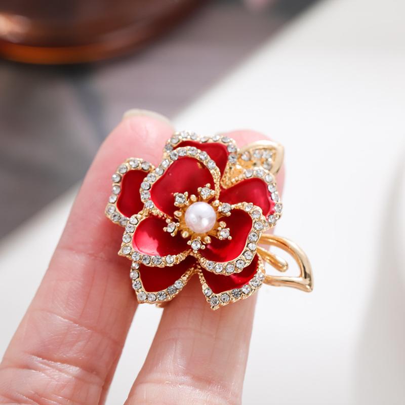 Broche Flor Camélia Esmalte Branco da Moda Para Mulheres Elegante Contas de Pérola de Imitação Borla Alfinetes de Lapela Insígnia de Planta Joias