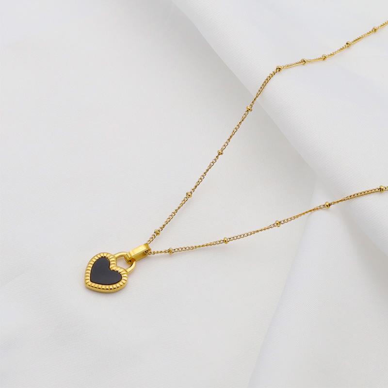 Jewelry Black And White Double-Sided Love Shell Necklace Female Niche Female Electroplated 18K Titanium Steel Clavicle Chain