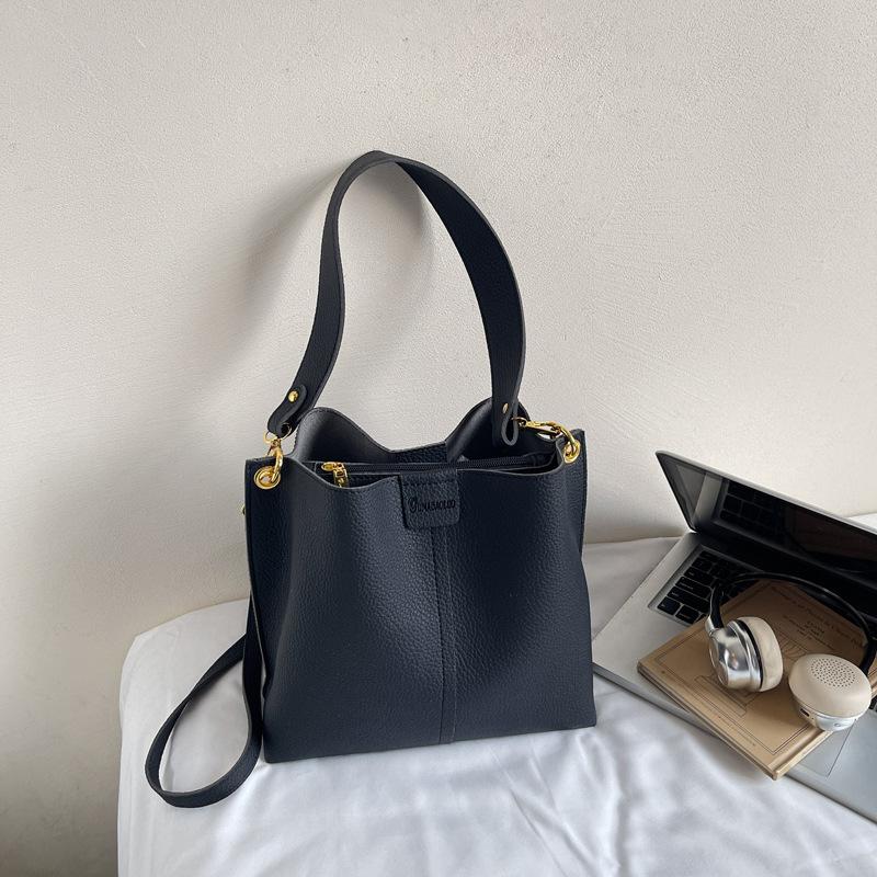 

Летняя сумка подмышку женская новая большой вместимости для поездок на работу нишевая высококлассная на одно плечо кроссбоди сумка-ведро чёрный