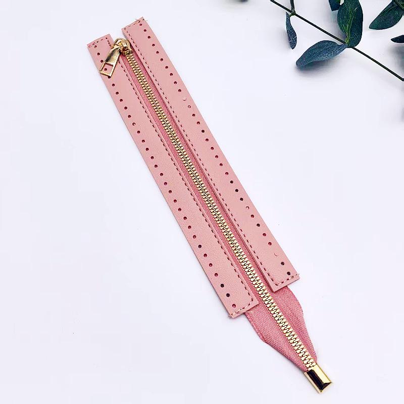 Handgjord flätad läderväska med metallblixtlås