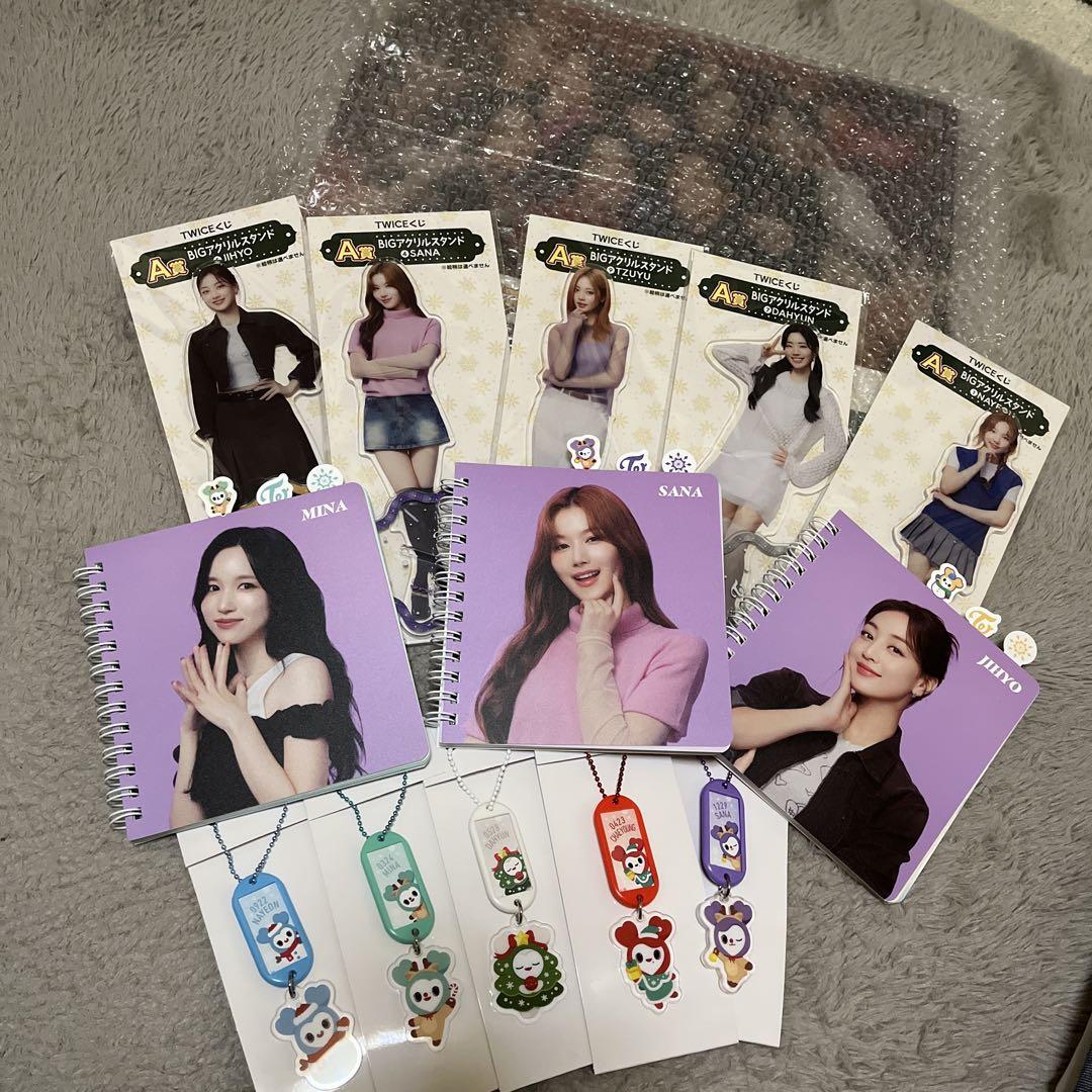 

[Б/У] TWICE Ichiban Kuji Axta, Note, набор брелков