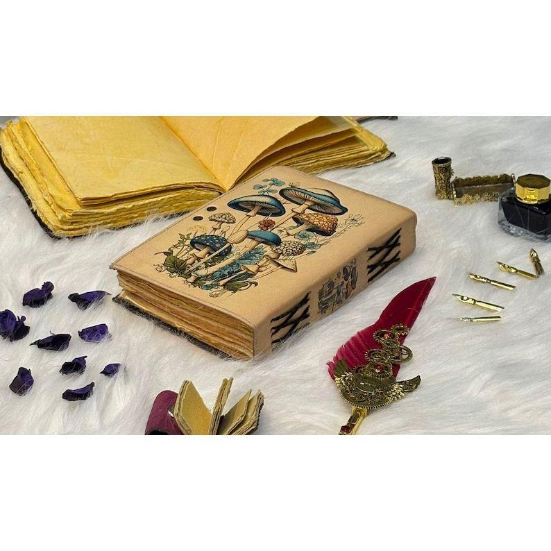 Verzauberte Pilze Leder Journal – Handgefertigtes botanisches Notizbuch mit Vintage-Schloss – Buch der Schatten – Grimoire Journal