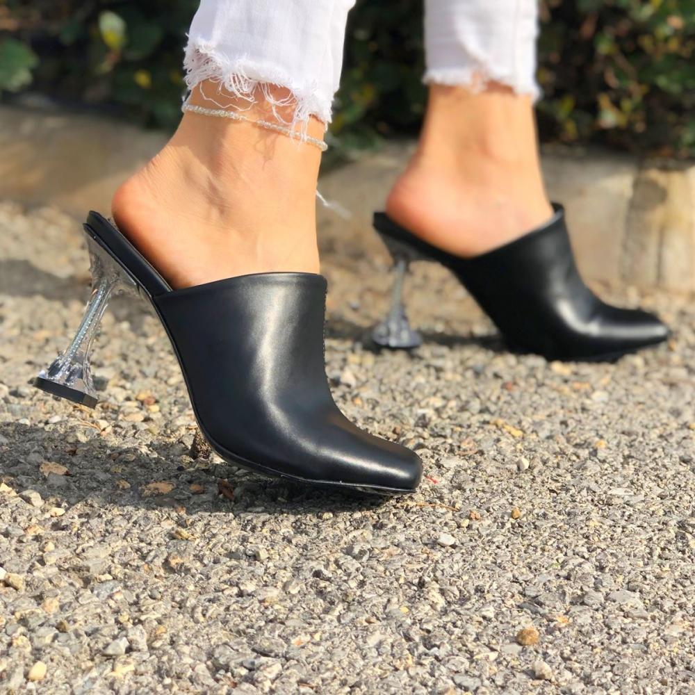 

женская черная кожа