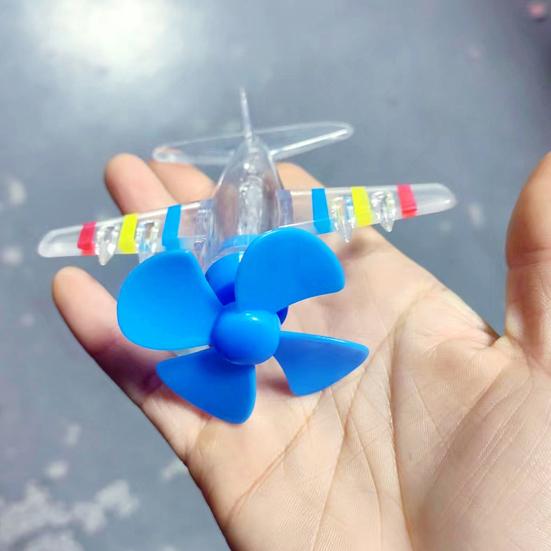 Opptrekkbart Lekefly med LED-lys Enkelt oppsett Vinddrevet Bilpynt Elektrisk Bil Styreanheng Gave til Luftfartsentusiaster