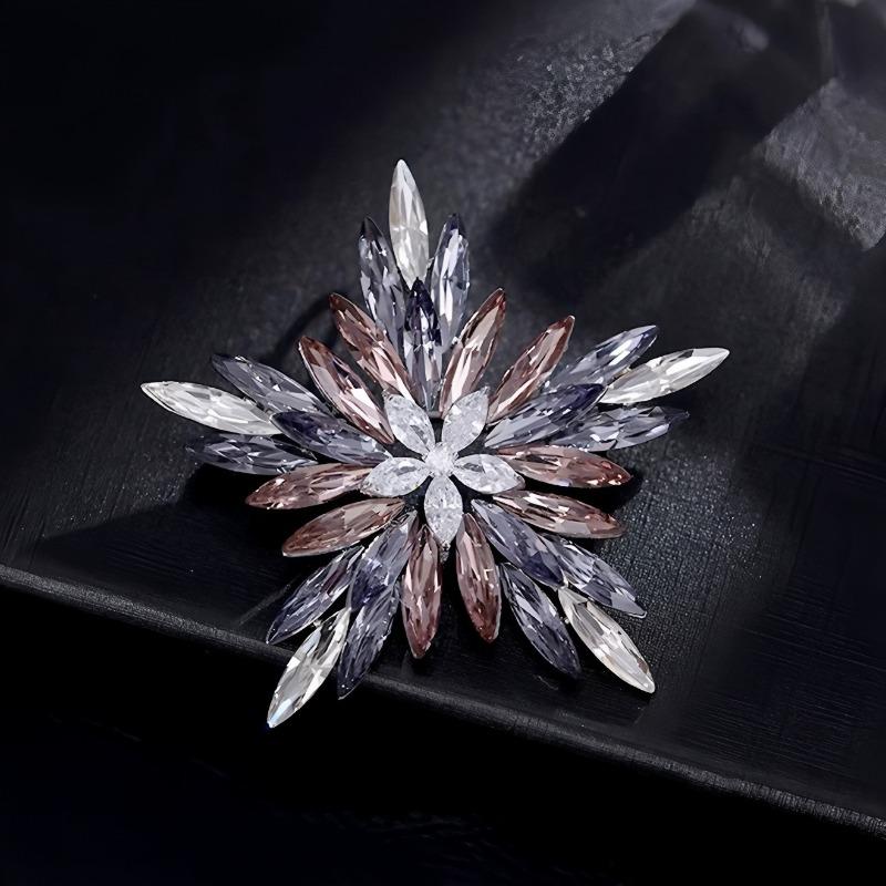 Light Luxury Three-dimensional Starlight Brooch, High-end Women's Exquisite Gradient Crystal Brooch, Niche Design Sense Brooch
