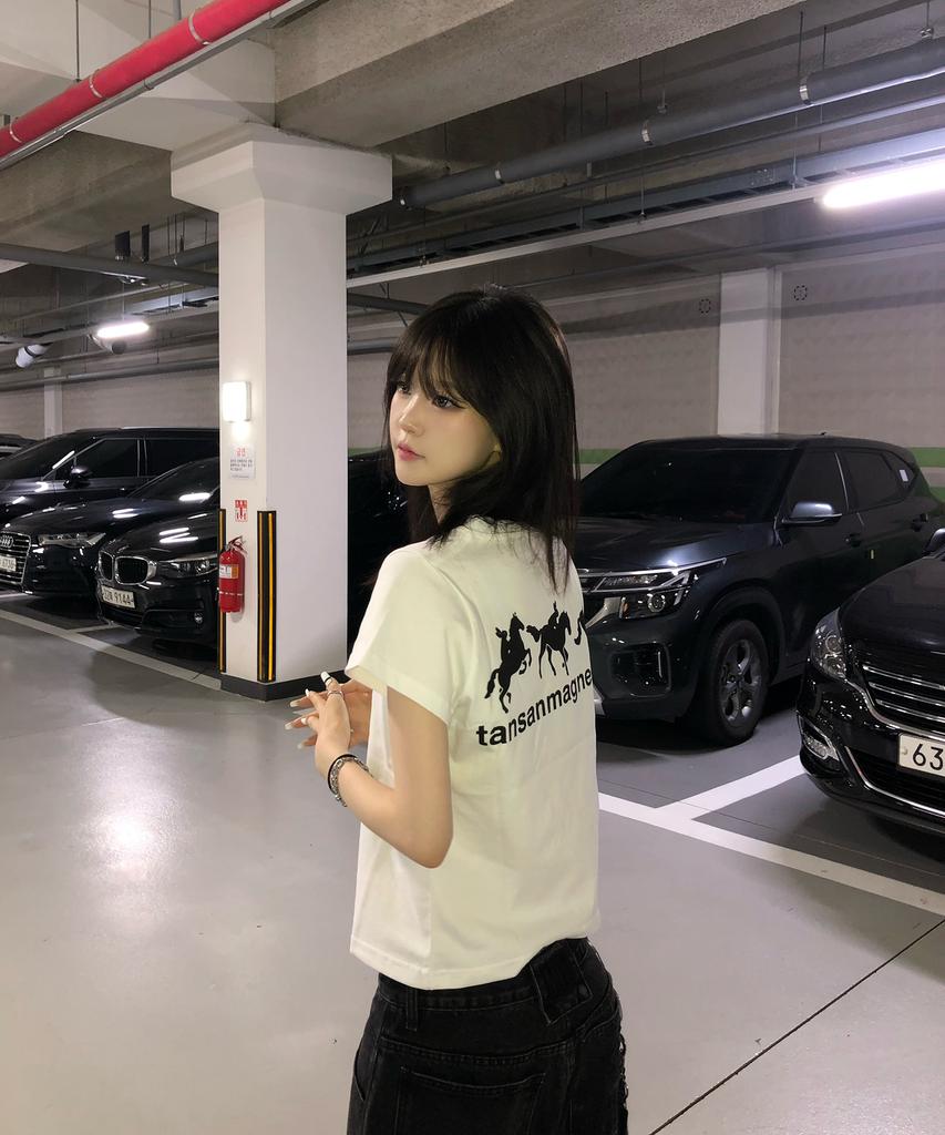 Tansanmageunesyum Horse Rabbit T-Shirt (White/Black)