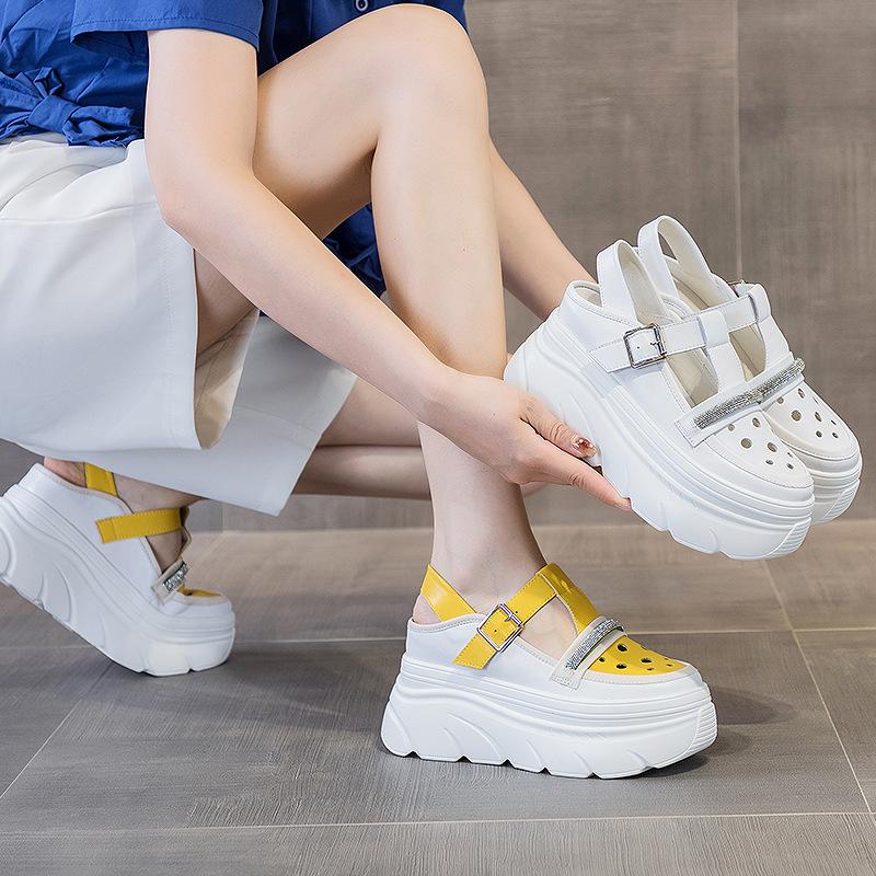 Römersandalen Damen Sommer neu dicksohliger Keilabsatz Freizeitschuhe Innenhöhenerhöhung graviert atmungsaktive Lochsandalen Damen 2025