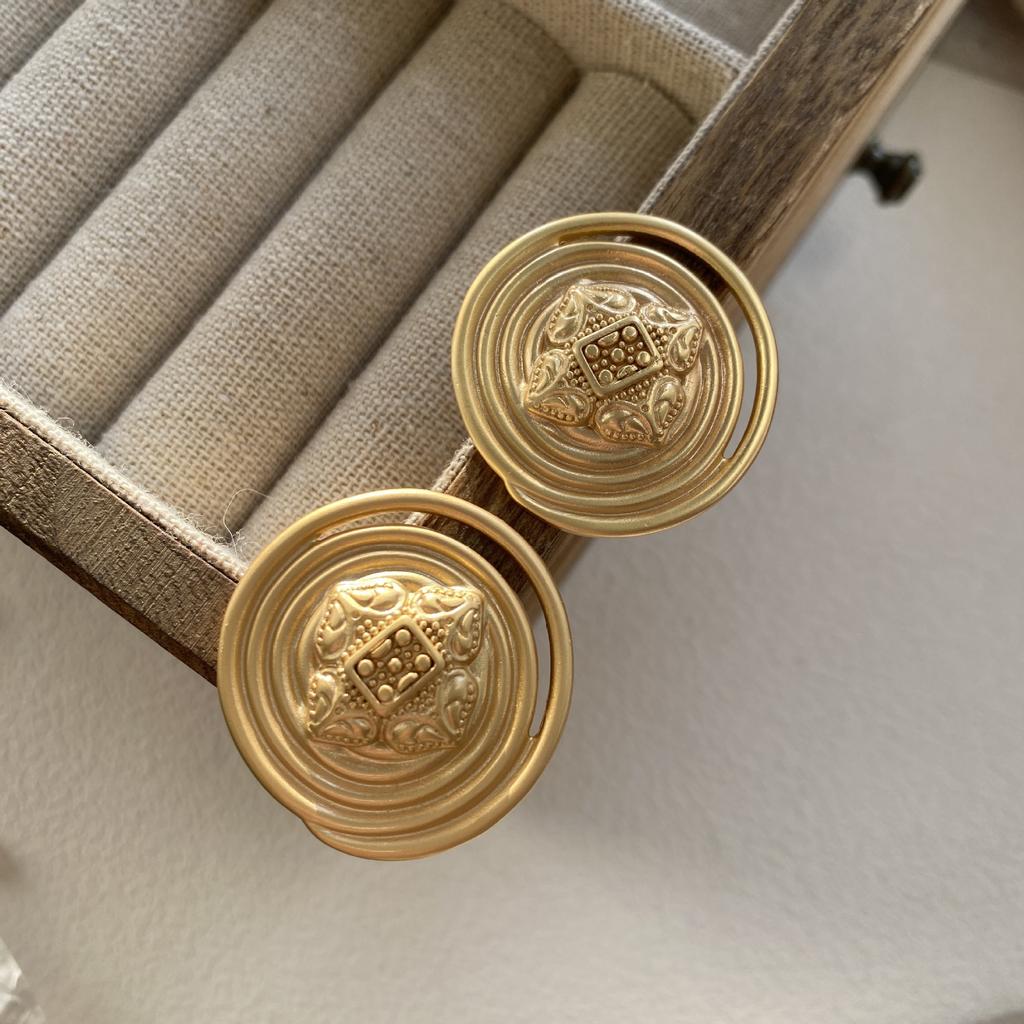 Hong Kong Style Retro Metal Button Stud Earrings, High-End Light Luxury Gold Design Totem Exaggerated Earrings