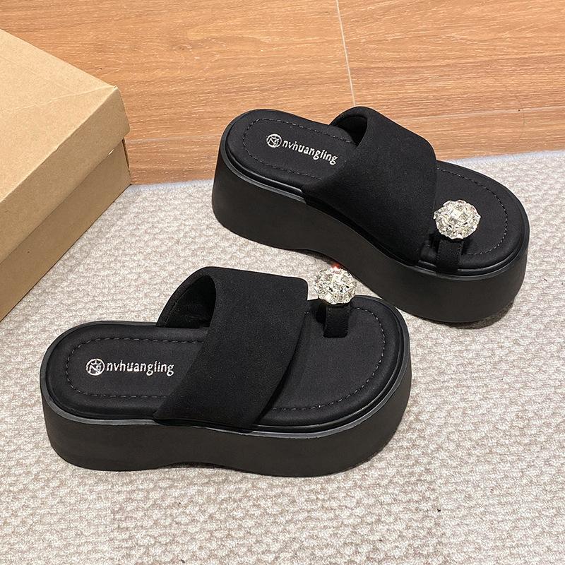 8 cm dicksohliger Satz Zehen-Strass-Cool-Slipper für Damen-Sommerbekleidung 2025 neue kleine höhenerhöhende Muffin-Strandschuhe