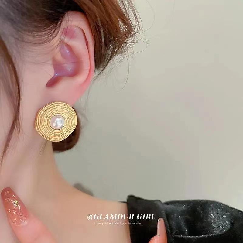 Silver needle retro new Chinese design sense pearl stud earrings female, high sense temperament winding texture circle earrings