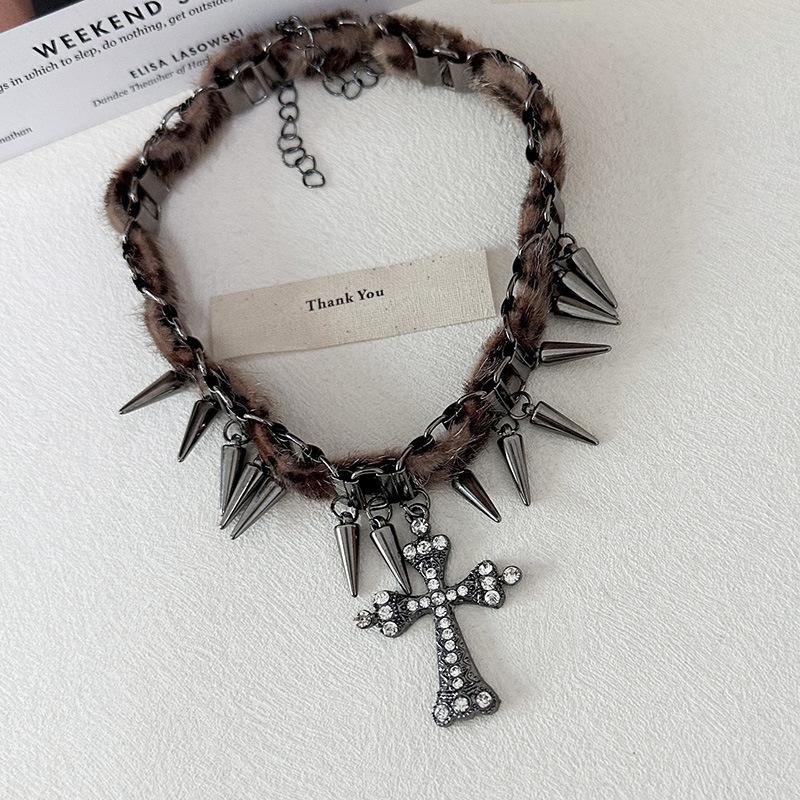 

Tooxika Sweet Cool Hottie Leopard Rivet Cross Pendant Tassel Necklace Cold Style Hip Hop Personalised Collarbone Chain