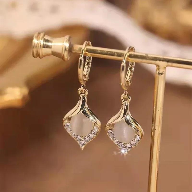 New Fashion Trend Zircon Crystal Black Leaf Pendant Earrings for Women Unique Design Temperament Cool Girls Party Jewelry