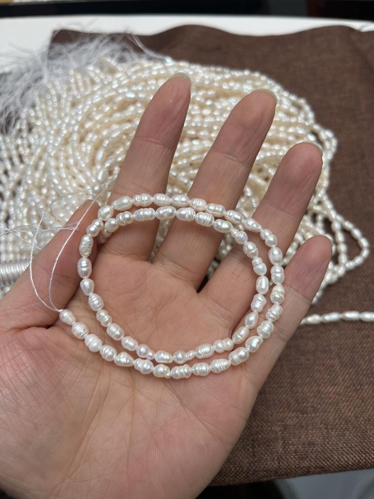 1 Strang Mini Weiße Natürliche Muschel Perlmutt Perlen, Boho Handgemachte Reisperlen, 2,8-3,2mm, für DIY Schmuckherstellung, 36cm, Niedrige Qualität Aber Preiswert