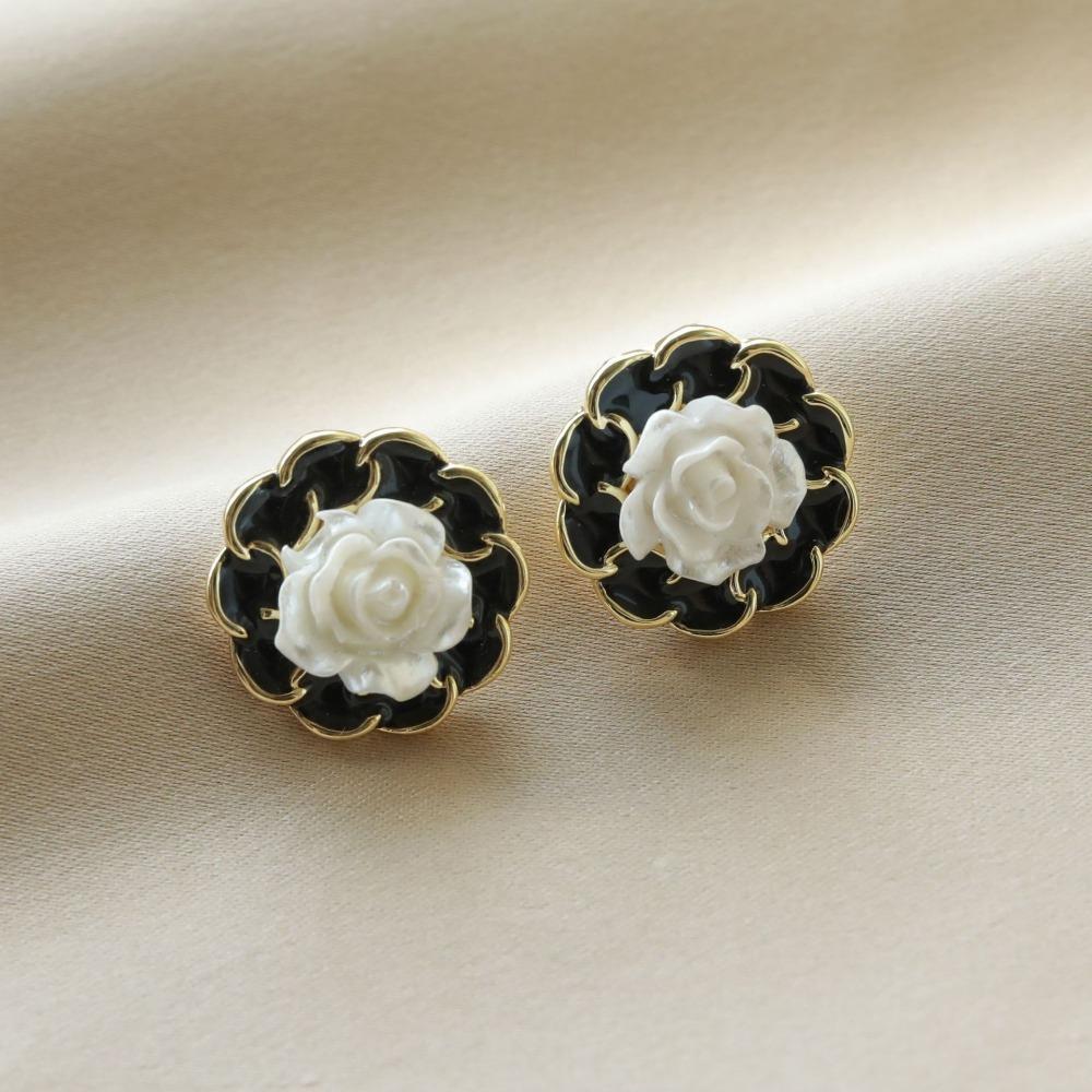 Versatile Earrings Femininity Pearl Stud Earrings Silver Needle Niche Design High-end Earrings