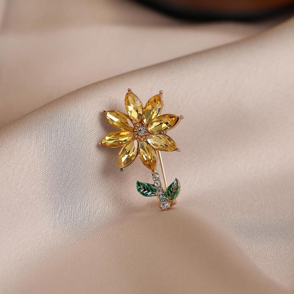 2024 Women's High-Grade Anti-Exposure Brooch: Stylish, Niche Design Clothes Pin.