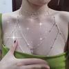 Sexy tief ausgeschnittenes diamantbesetztes Halsketten-Accessoire. Kupferperlen-Netzkörperkette für Damen.