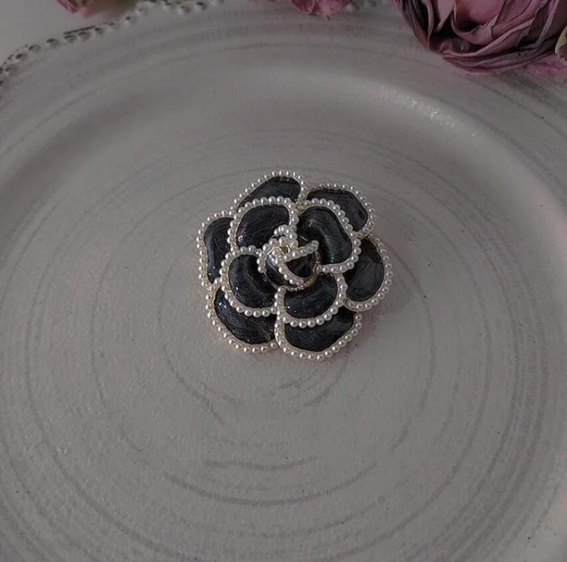 Fashion Pearl Flower Brooch for Women Trendy Temperament Camellia Pins Clothing Accessories Jewelry