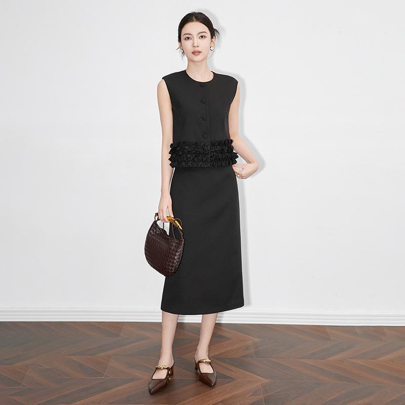 

Потрясающий модный комплект из двух предметов: жилет без рукавов и юбка миди. Large чёрный