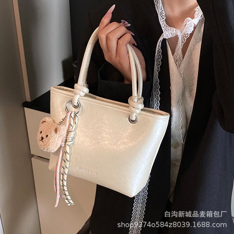 High-end hand-held bag women's 2025 new crossbody bucket bag winter trend texture versatile shoulder bag