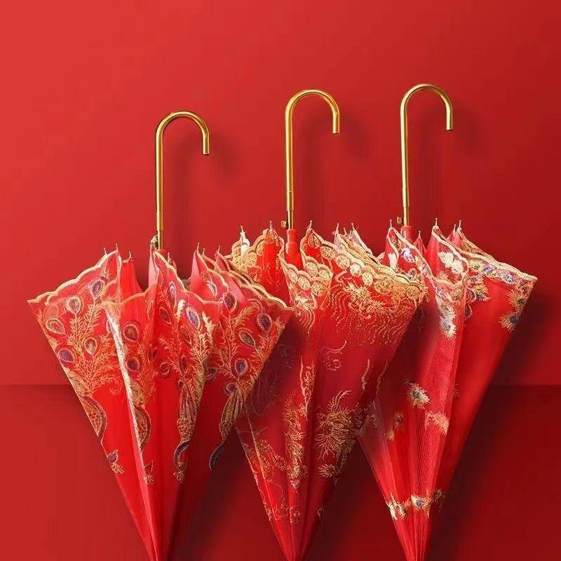 Eleganter roter Brautschirm mit gestickter Spitzkante und langem Griff für Hochzeiten