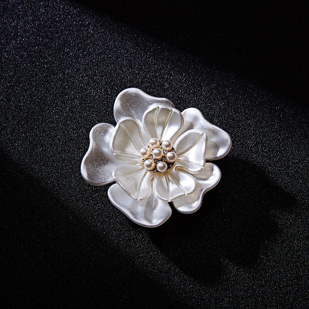 Elegant White Resin Camellia Flower Brooches For Women Men Delicate Imitation Pearl Rhinestone Floral Plant Pins Wedding Jewelry