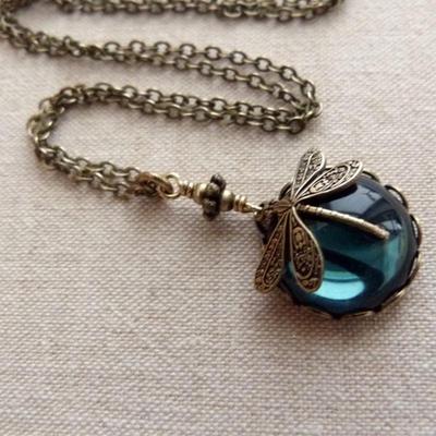 Chenyou Retro-Halskette mit Libellen-Anhänger und grünem Kristall – Bohemian-Modeschmuck für Damen