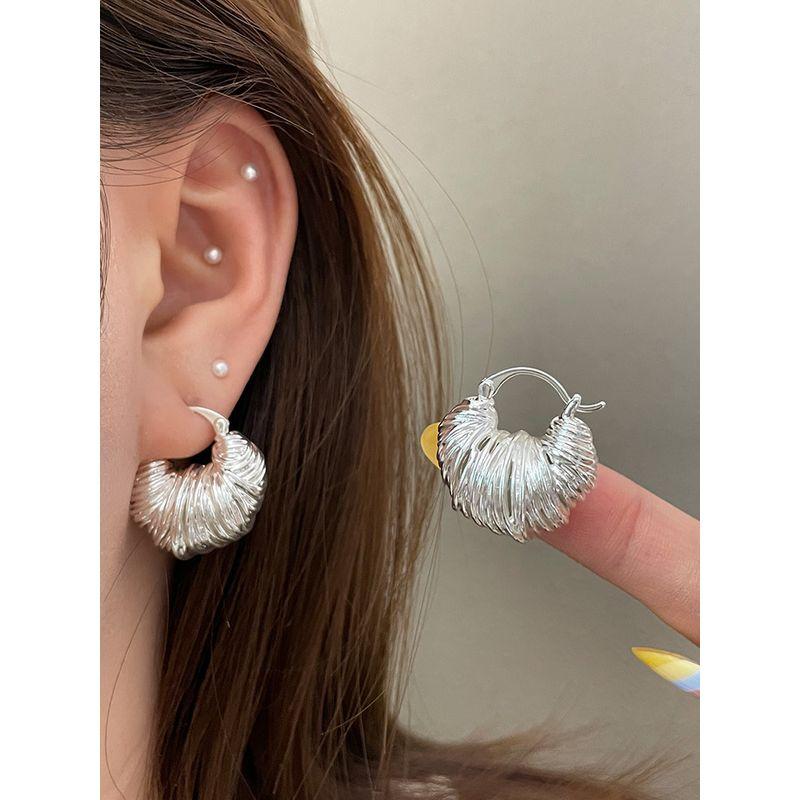 and American Entry Lux Accessible Luxury Heavy Industry Line Winding Ear Clip Earrings Tide Croissant Design Fashion All-Matching Graceful Earrings