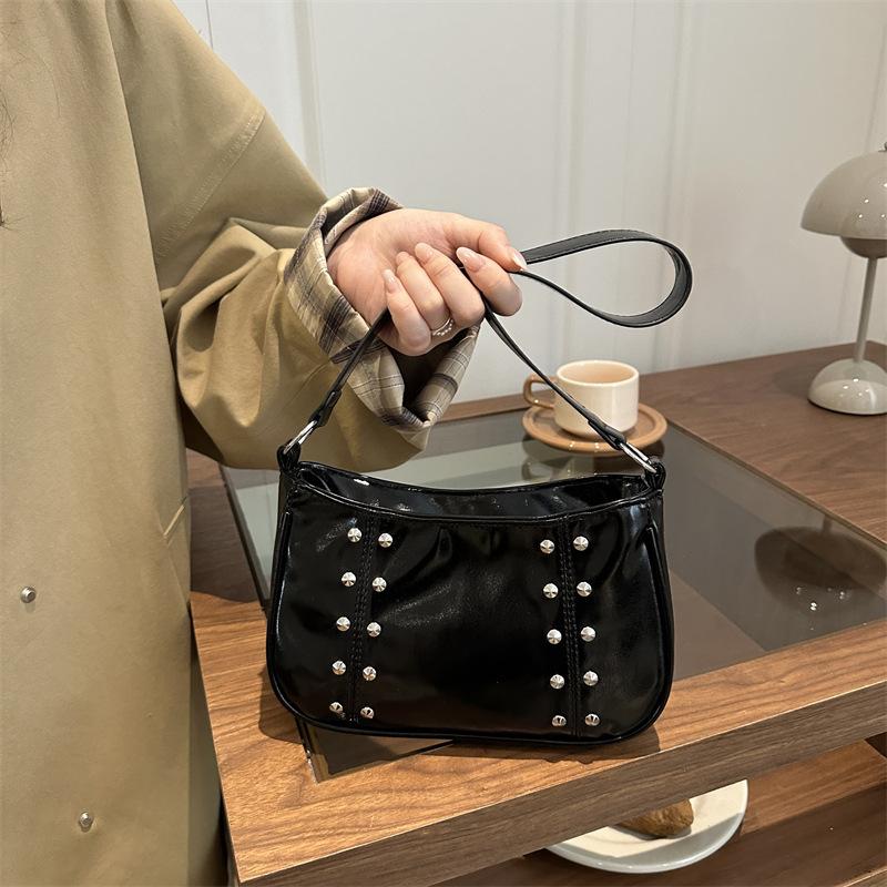 

Популярная текстура, универсальная сумка подмышку для通勤, женская, с заклепками, простая, французская, повседневная, для通勤, персонализированная, высококлассная сумка на плечо чёрный