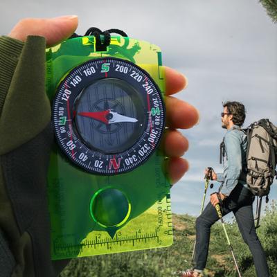 Multifunkční kompas pro orientační běh s lanyardem Vysoce přesná Kompaktní velikost Přenosná lupa Profesionální kompas Camping Gear