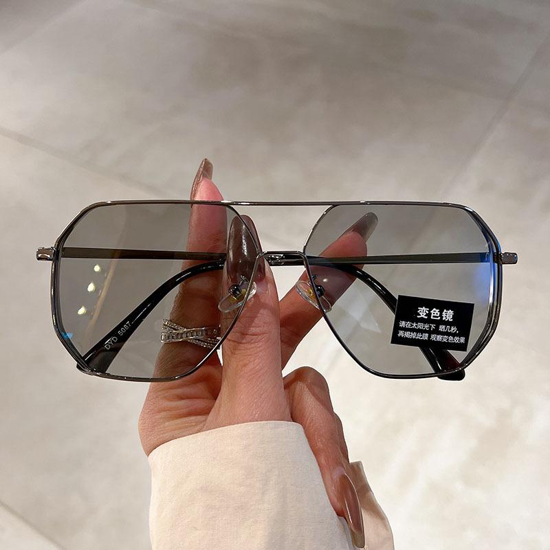New Color-changing Glasses Large Frame Versatile Retro Anti-glare Sunglasses Outdoor Riding Driving Driving Special Sunglasses