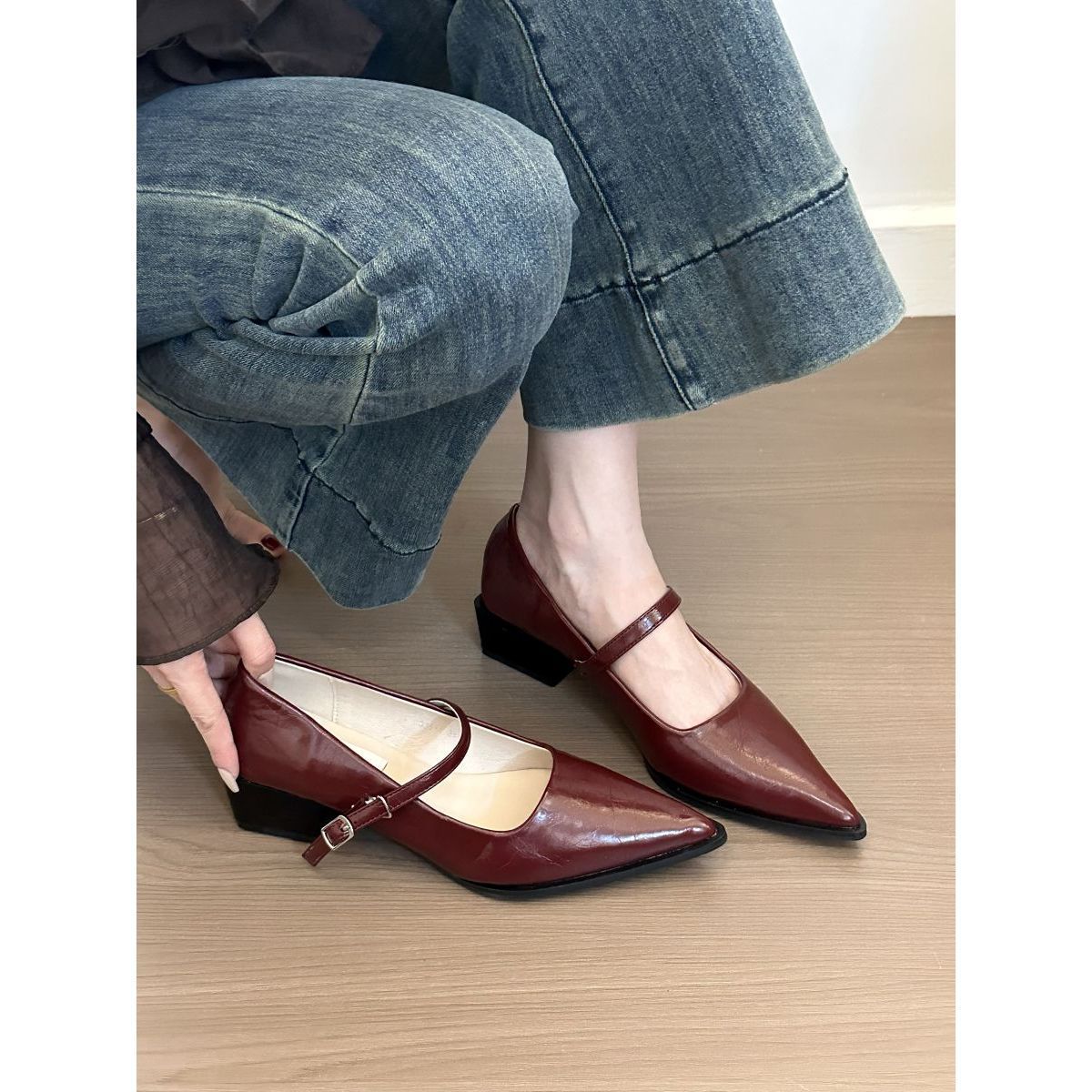 

Korean Oni Korean version of super pointed fashion word with thick heel single shoes women s spring and autumn versatile commuter Mary Jane shoes 35
