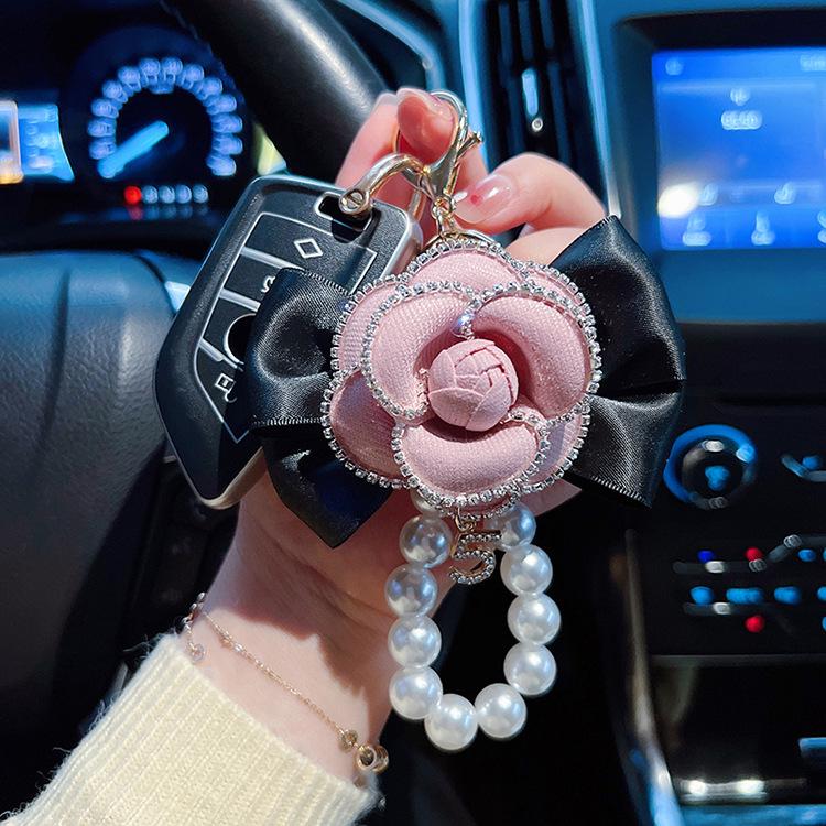 Elegant Camellia Keychain with Pearl Chain & Rhinestone Edge – Perfect Car Key Accessory & Bag Charm