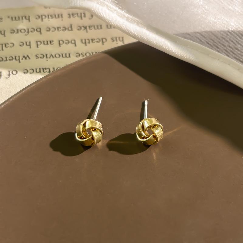 Amber Coffee French Retro Luxury Earrings - Women's Elegant Studs with Niche Design