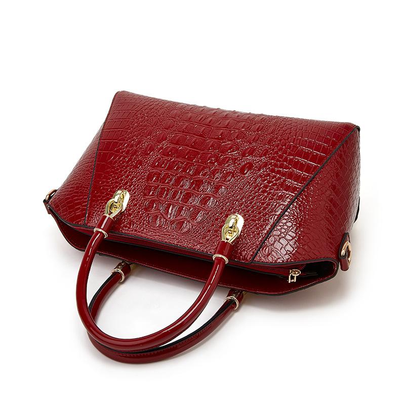 A Unique Shoulder Bag for Women Classic Lacquer Skin Shiny Crocodile Designer Portable Luxury Bag Simple and Elegant Elegant Clothing