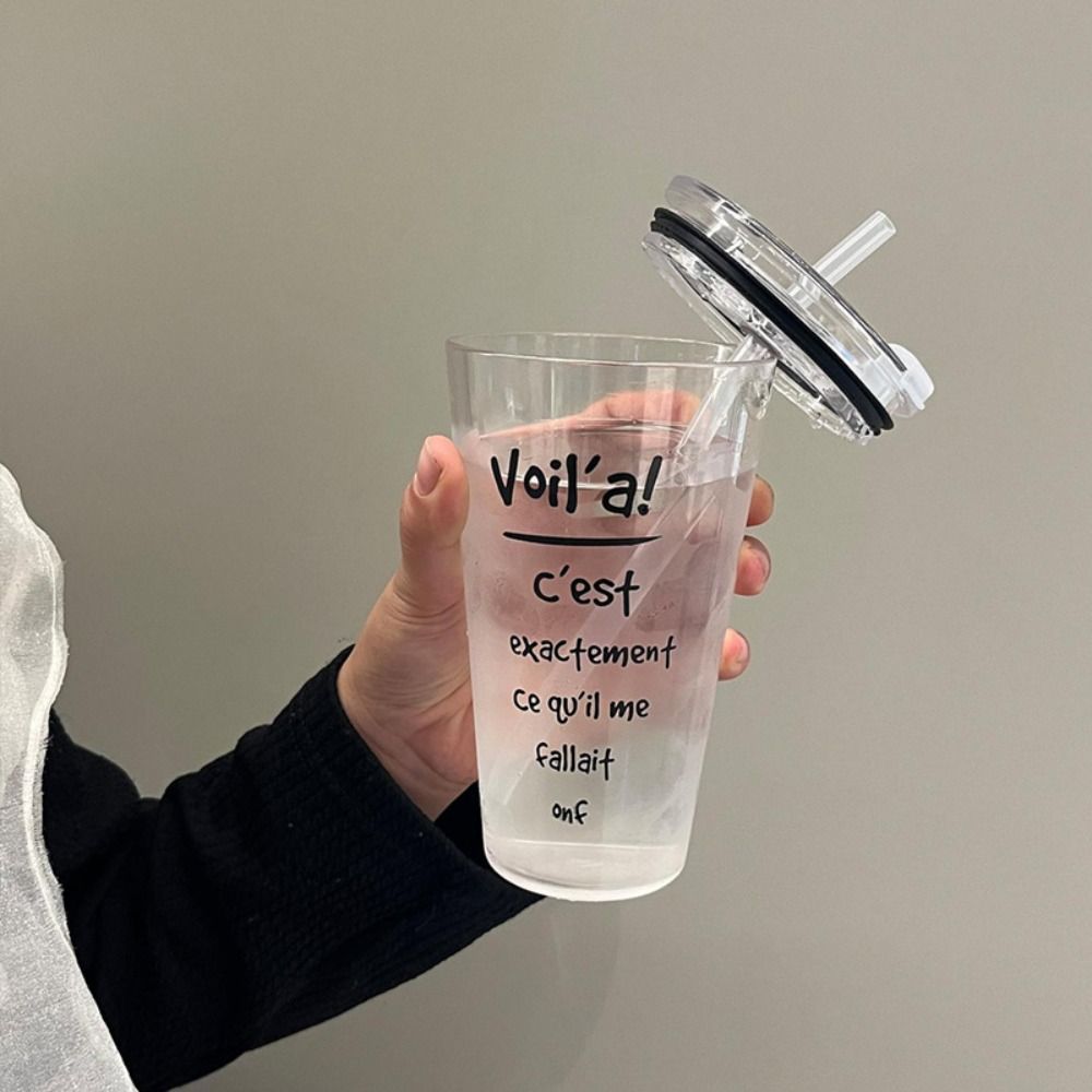 Mašle s brčkem, průhledná láhev na vodu, roztomilý šálek kávy