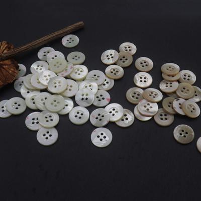 Boutons en forme de fer à cheval à quatre œillets et à bords larges en taro naturel pour chemises et pulls