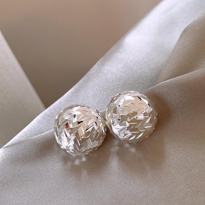 

Минималистичные серьги-пусеты в виде полукруга из текстурированного металла - Геометричный и мерцающий дизайн