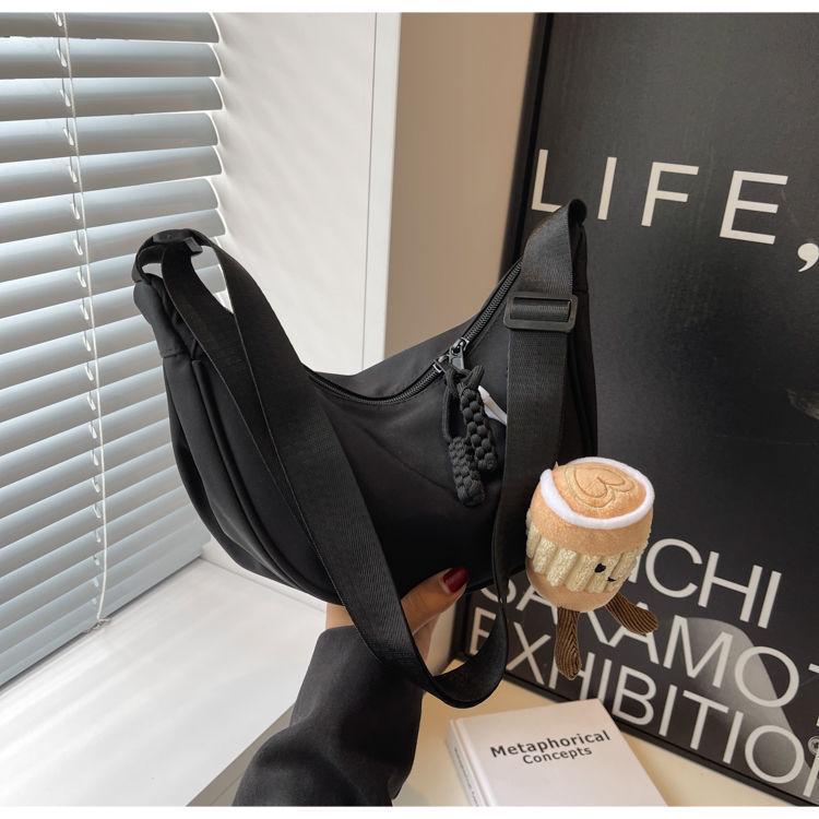 

Dopamine Crescent Dumpling Bag 2025: Versatile Candy Color Casual Women s Lightweight Crossbody Bag Without Charm чёрный