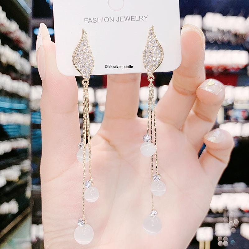 High-End Heart Tassel Earrings: Slimming, Long Dangle for Round Faces - Luxurious and Niche Design
