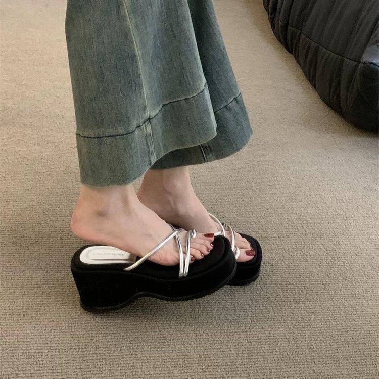 Internet celebrity beautiful set of cool toe slippers women's 2025 new summer wear fashion high sense slope heel thick bottom one-word