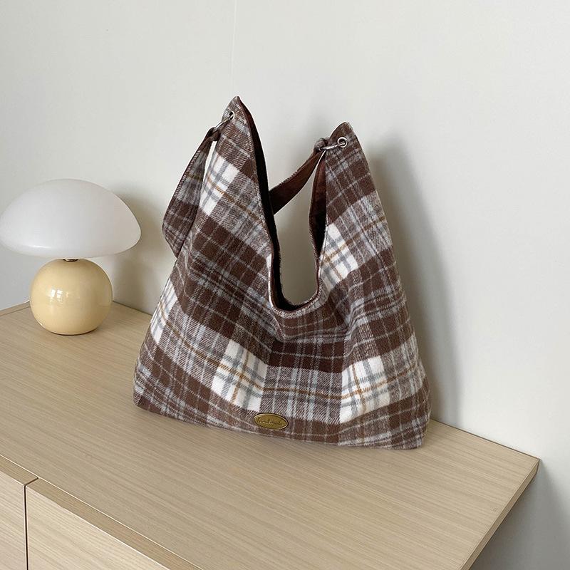 

Autumn and winter large-capacity high-end commuter underarm bag for women2026New plaid woolen anti-pilling single-shoulder doubl кавовий