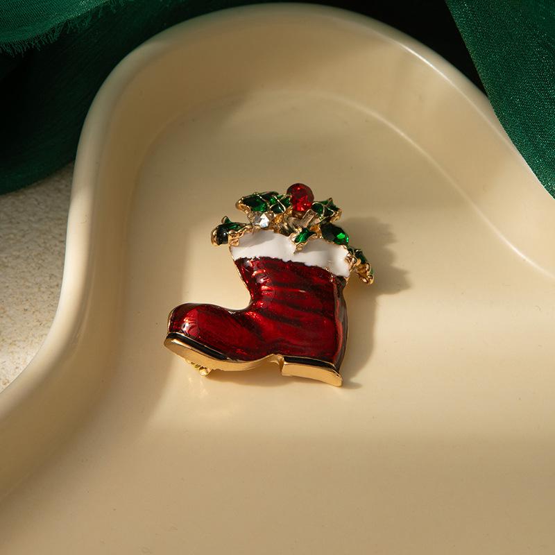 Christmas Brooch for Women European Style Metal Enamel Wreath Brooch with Hollow Rhinestones Elegant Fashion Jewelry for Party Outfits