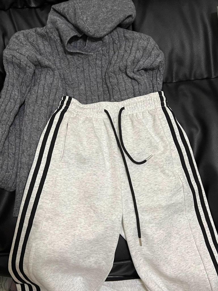 Damskie dresowe spodnie w paski, drapowane, z prostą nogawką, Wiosna/Jesień 2025: Wszechstronne szerokie nogawki, mankiety, swobodny krój.