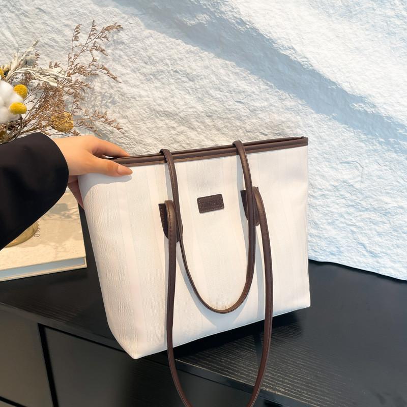 Stylish Large Capacity Tote Bag For Women With Fashionable Street Style Perfect For College Commute