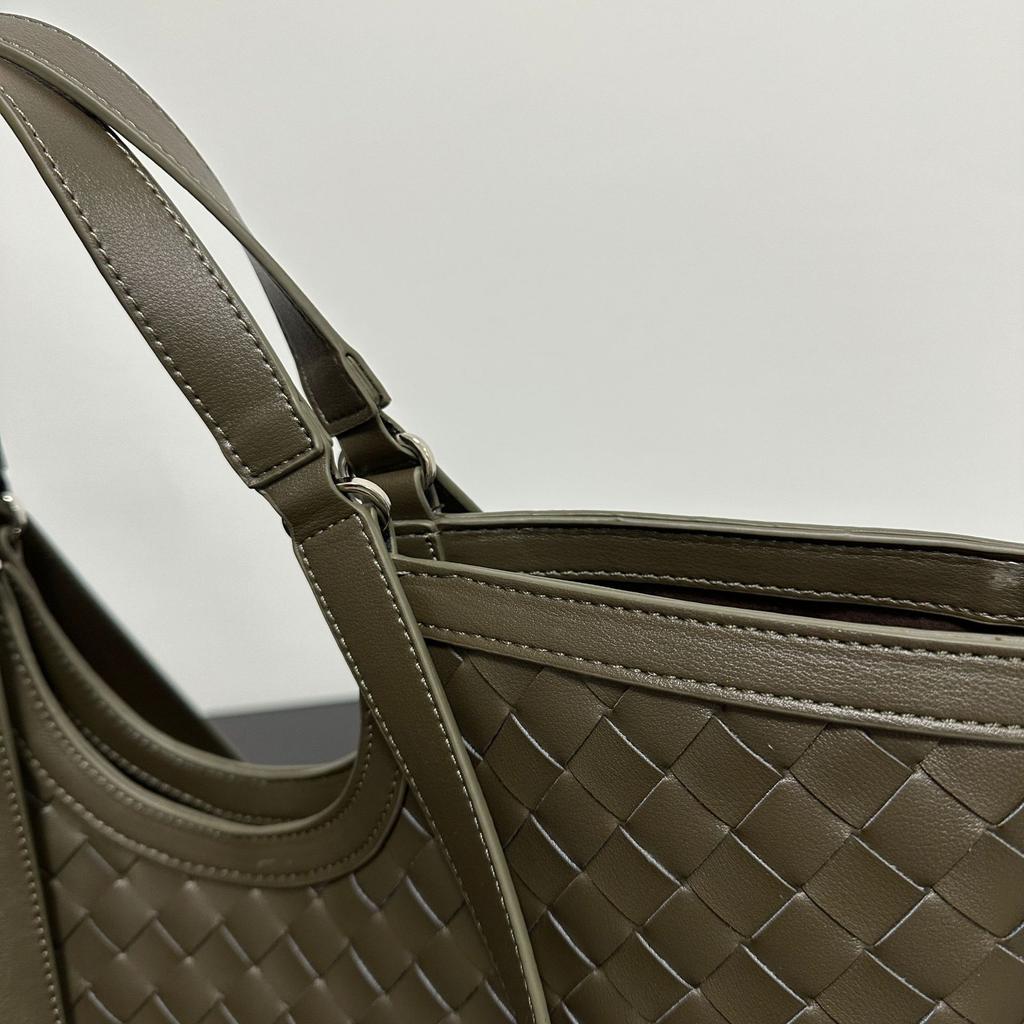 Niche design commuter texture versatile retro woven tote bag large capacity premium portable shoulder armpit bag