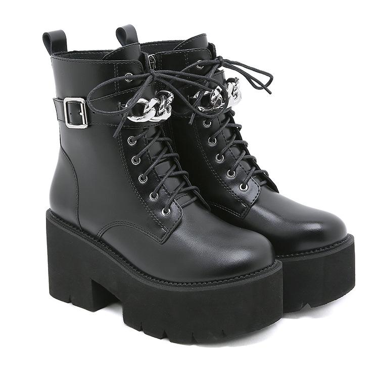 Schnürstiefel mit Metall-Schnürung vorne, Muffin-Boden mit hohem Absatz, Reißverschluss an der Seite, runde Spitze, dicke Kette, Martin-Stiefel