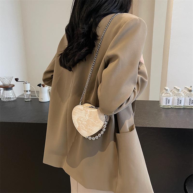 Pfirsichförmige Perlenhandtasche mit kleinem Nischendesign, elegante und vielseitige Ketten-Schultertasche, schlichte Mini-Umschlagöffnung