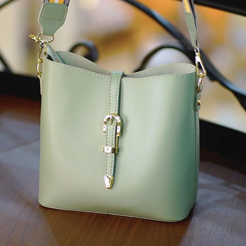 

2025 Autumn Versatile Ladies Fashion Textured Single Shoulder Crossbody Bucket Bag 22x19x11 cm