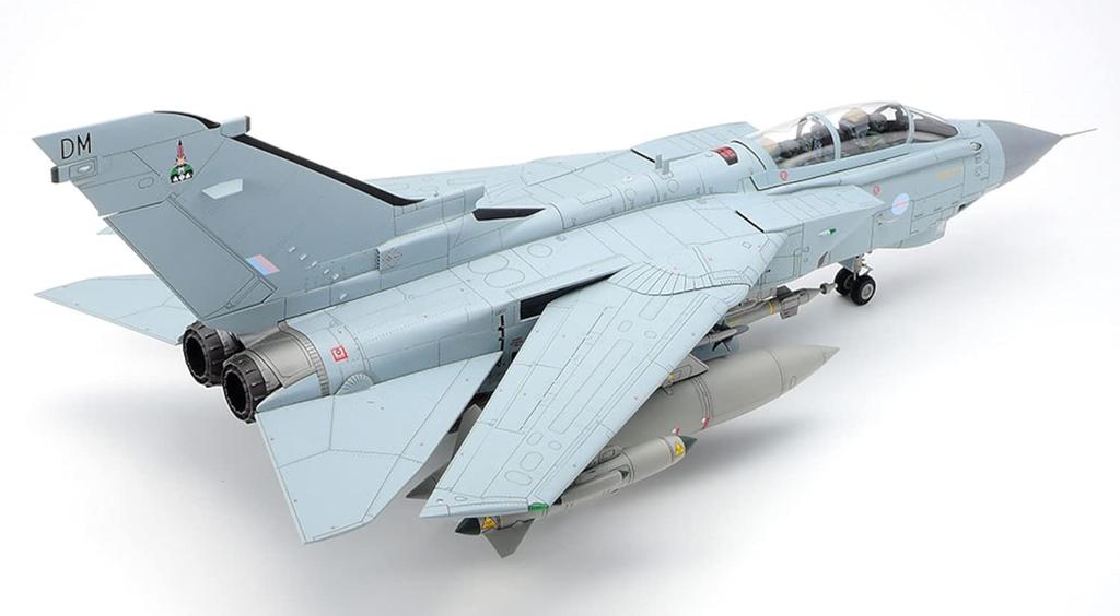 Tamiya Měřítko speciální projekt série Italeri pilot britské armády Tornado plastový model 25425 1/32 GR.4 (s postavou) 25425-000