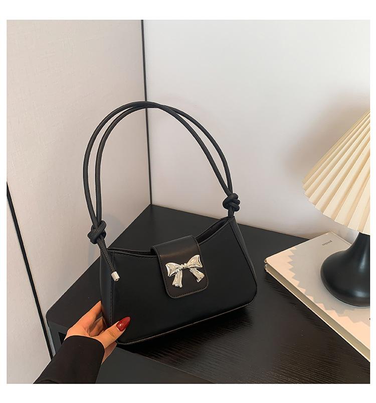 

2024 лето новый тренд простая иностранная сумка на плечо тренд мода простая мода подмышкой маленькая квадратная сумка женская чёрный